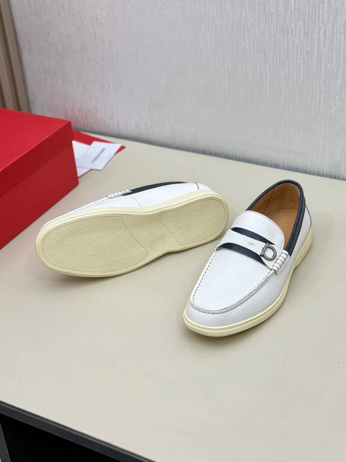 [Ferragamo] P: 580💰 Number of yards: 38~44 (45 orders are non-returnable) Ferragam's new men's driving shoes, the fabric is made of imported cowhide, with visible texture, heavy industrial stitching, dyed calfskin inside, standard logo cowhide feet, big-name experience, soft and comfortable on the feet, a men's favorite, special non-slip and wear-resistant rubber soles, easy to handle various occasions, with original box packaging!